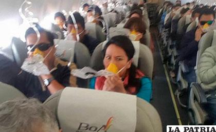Los pasajeros utilizaron las máscaras de oxigeno sin entender lo que pasaba /Judith Prada