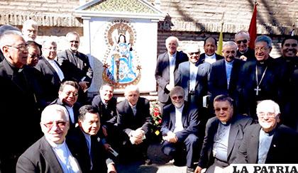 Obispos de Bolivia junto a la imagen de la Virgen de Copacabana en el Vaticano /CE