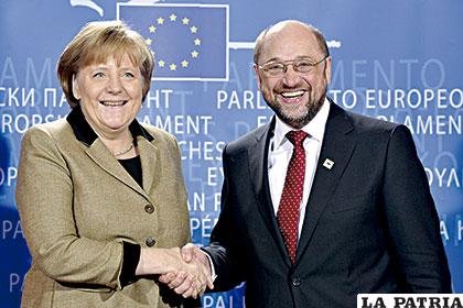 Angela Merkel, canciller alemana, junto al candidato socialdemócrata, Martin Schulz