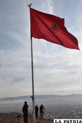 La bandera de Oruro flamea en el cerro Pie de Gallo en ocasiones especiales