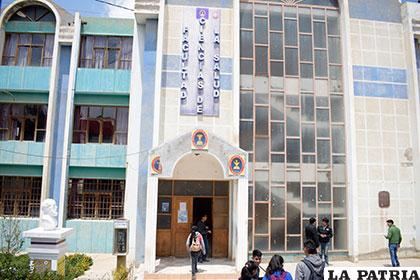 La Facultad de Ciencias de la Salud está ubicada en la zona Oeste cerca al barrio San José de la ciudad de Oruro