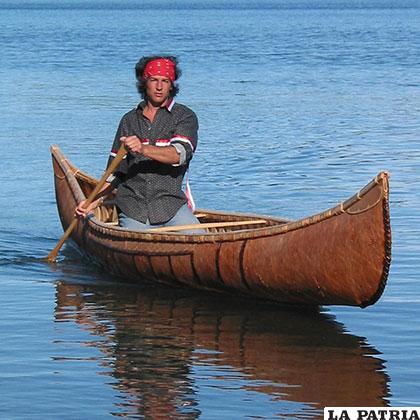 David navega en una canoa construida por él