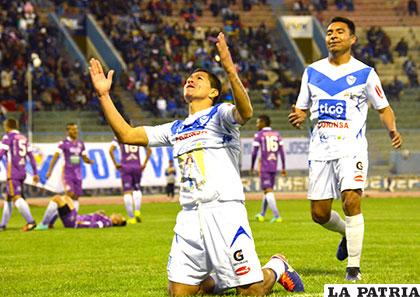 Carlos Saucedo liquidó el partido anotando el tercero de los 