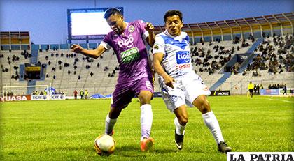 Saúl Tórres forcejea con Abdón Reyes quien ingresó en el segundo tiempo y fue la figura