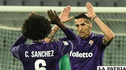 El mediocampista Carlos Sánchez tuvo buen desempeño en el partido en el que la Fiorentina igualó con el Atalanta