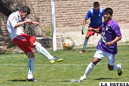 Juan Álvarez de Litoral intenta despejar el balón