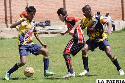 Harold Benito de Deportivo Shalon con el esférico