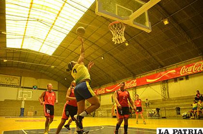 Silvana Tejeda de Carl A-Z en su afán de encestar el balón