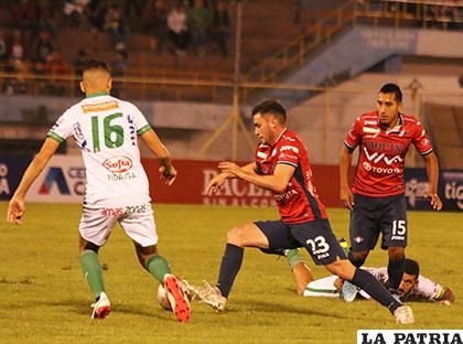 Fernando Saucedo de Wilstermann intenta superar la marca de su rival /APG