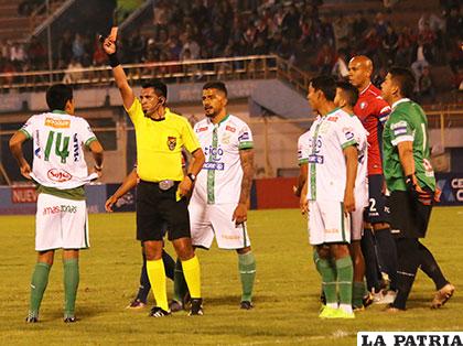 El árbitro orureño Álvaro Campos, expulsó a Alan Mercado a los 17 minutos /APG
