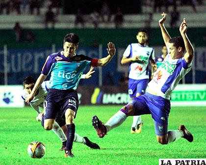 Joselito Vaga jugador de Blooming en su afán de rematar /APG