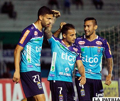 Festejo de los integrantes de Blooming por el triunfo ante Sport /APG