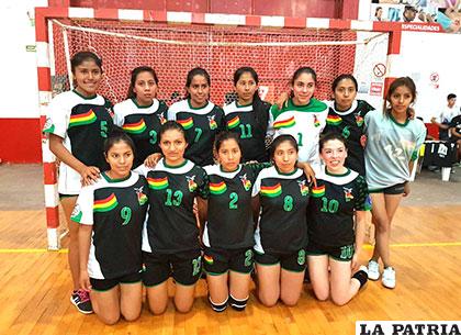 La selección nacional de handball, la 10 es la orureña Ana Avendaño