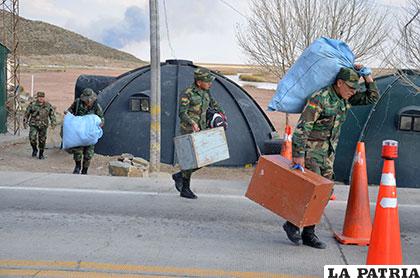 Los tres soldados que cargan sus cosas están implicados presumiblemente en el caso de hurto /Archivo