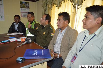 Padres de familia y autoridades de Tránsito durante la conferencia de prensa