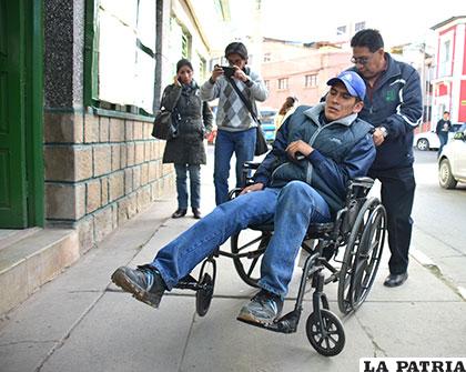 El periodista de cadena A es llevado en silla de ruedas hasta la Caja Petrolera /Archivo