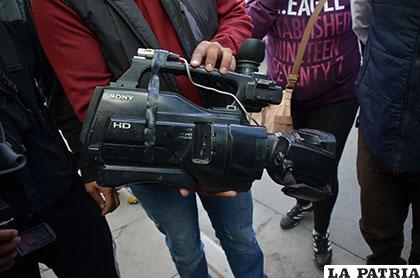 La cámara filmadora, cuya batería fue robada por los mineros cooperativistas
