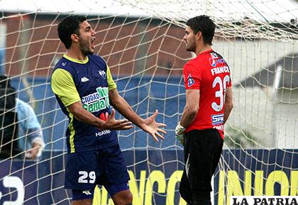 Juan Vogliotti autor del gol, celebra ante la desazón de Carlos Franco