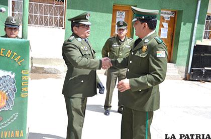 El coronel Villamor (der.) da la bienvenida al nuevo subcomandante, coronel Cortez