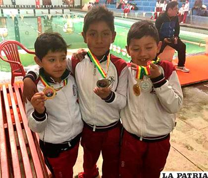 Marbel Céspedes junto a Leandro Eulate y Andrés Cruz