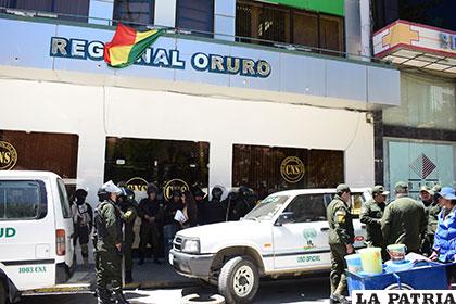 Policías impidieron el ingreso al edificio central de la CNS de Oruro