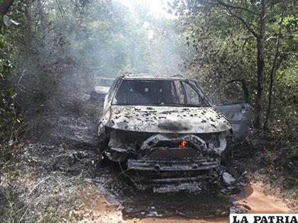 Los atracadores quemaron el vehículo en el que escaparon después de llevarse el dinero /Archivo
