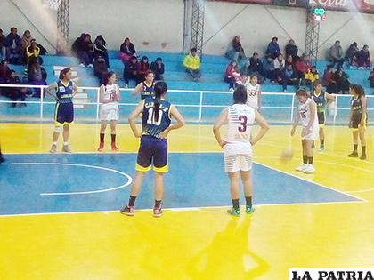 El partido se definió en el minuto final del último cuarto 