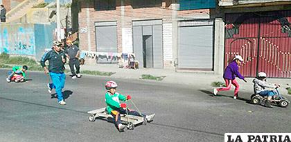 Reviviendo los juegos de antaño con los cochecitos sin motor /Facebook