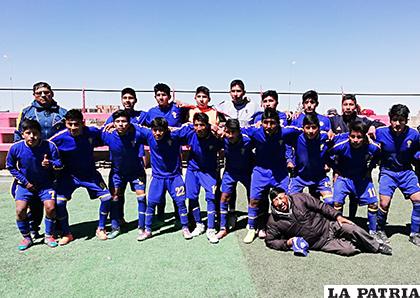 El equipo de fútbol del colegio Antonio José de Sainz /cortesía Héctor Borda