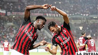 Patrick Cutrone (derecha) fue autor del gol del triunfo del Milan /canalrcn.com