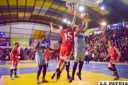 Un lindo partido que se vivió anoche en la cancha del CAN 
