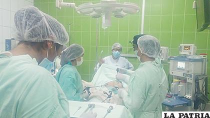 Procedimiento quirúrgico realizado en el quirófano del Hospital General 