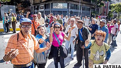 Los jubilados venezolanos protestaron frente a las entidades bancarias /NewsLocker