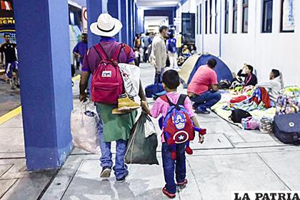 Venezolanos en la oficina de inmigracion en Tumbes, Perú /LAPATILLA.COM