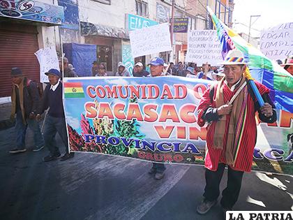 Los comunarios marcharon con pancartas en repudio a los supuestos avasallamientos
