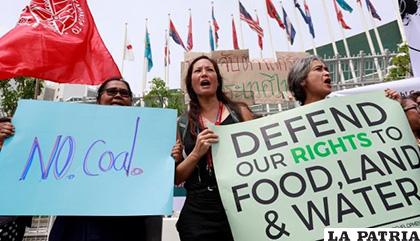 Activistas ambientales protestan frente al Centro de Conferencias de las Naciones Unidas (UNCC) en Bangkok, Tailandia
