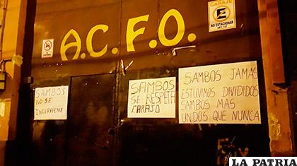 Puertas de la ACFO con carteles pegados por danzarines de los Sambos Caporales/ Internet