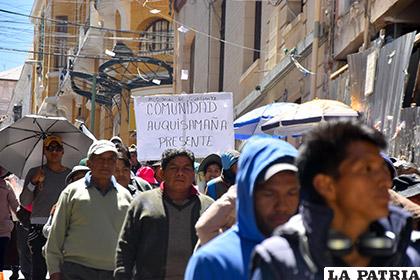 Productores de hoja de coca de los yungas protestan por el centro paceño /APG