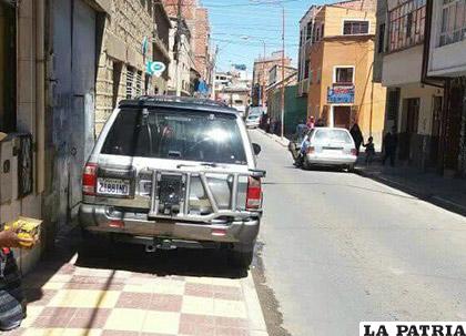 El vehículo ocupando toda la vereda /RR.SS.