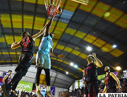 Crawford, de CAN, intenta anotar ante la marca de sus rivales