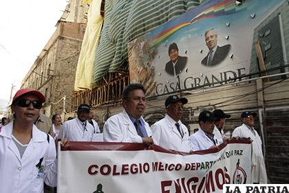 Marcha de médicos en contra del artículo 205 de mala práctica del Código del Sistema Penal, que fue derogado /Archivo /radiofides.com