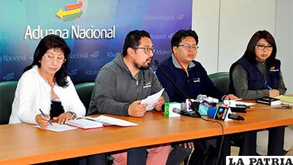 Personeros de Aduana Nacional en conferencia de prensa /erbol.com.bo