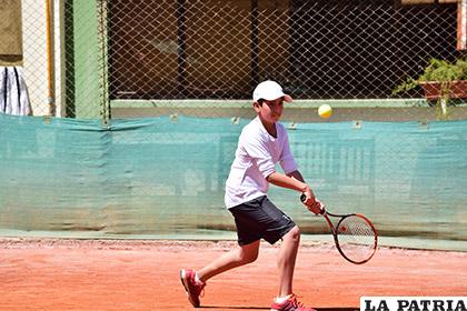 Partidos intensos se disputaron en el National Tennis Club /Reynaldo Bellota - LA PATRIA