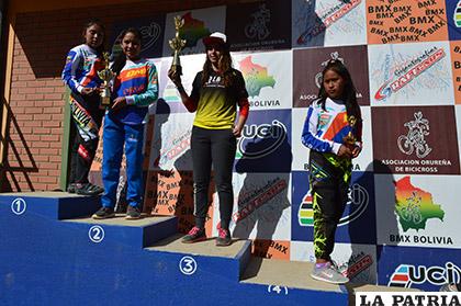 El podio en Damas 13 años con Thiaré Urrelo (Oruro) en el primer puesto /Alex Zambrana LA PATRIA