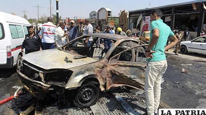 Un automóvil  incendiado en una calle de la ciudad de Basora, en el Sur de Irak /elnuevoherald.com