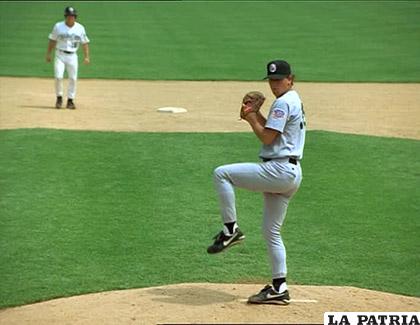 El pitcher o lanzador en el béisbol, se acomoda en el montículo para realizar el lanzamiento