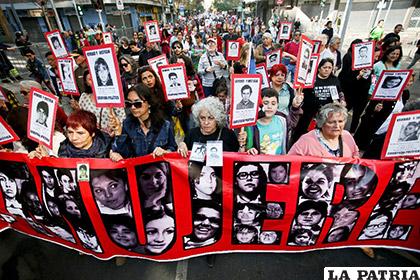 Familiares de las víctimas del golpe militar, durante la marcha que marca el 45 aniversario del infausto momento /jornada.com.mx