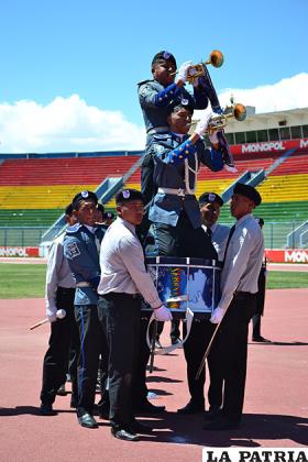 Pintoresca coreografía de los estudiantes de 