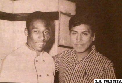 José Jach´a Flores (derecha) junto al legendario Pelé