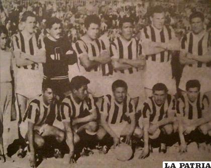 En 1958 con el equipo de Oruro Royal, de cuclillas viendo al frente, el primero del lado izquierdo
